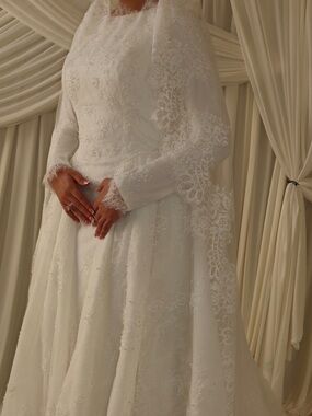 Timeless White Lace Long-Sleeve Wedding Dress